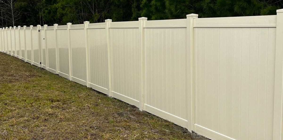 Cream vinyl privacy fence installation